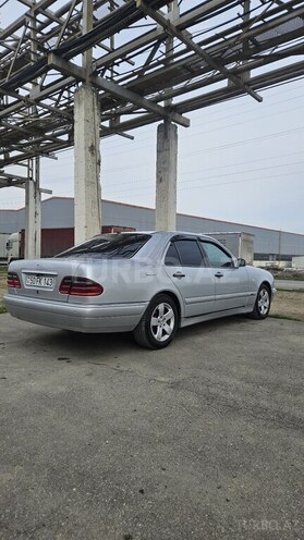 Mercedes E 240-4