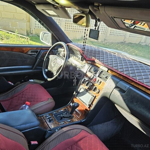 Mercedes E 240-6
