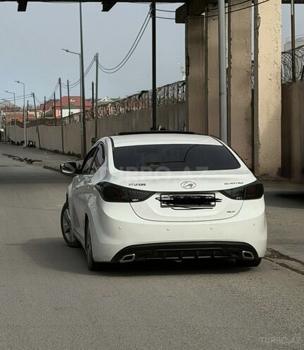 Hyundai Elantra-11