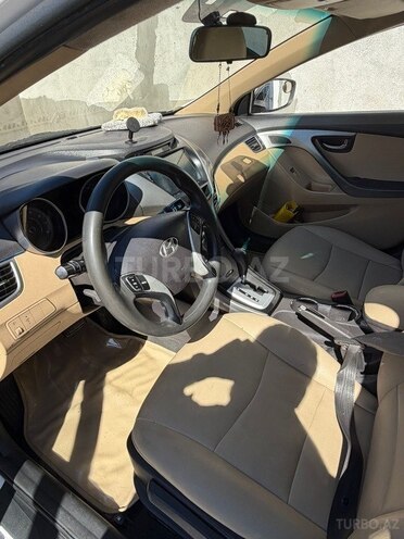 Hyundai Elantra-12