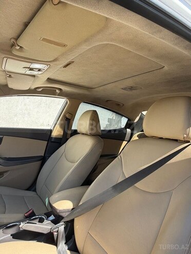 Hyundai Elantra-13