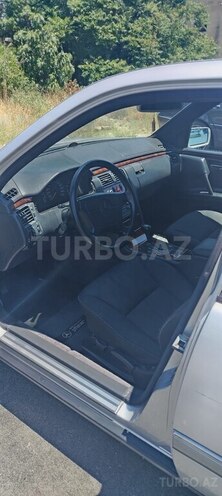 Mercedes E 240-11