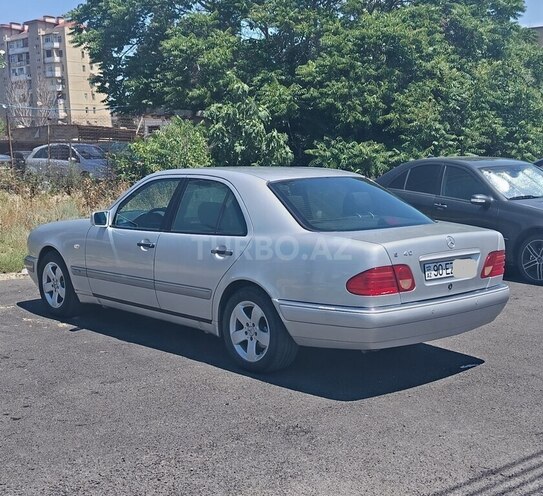 Mercedes E 240-4