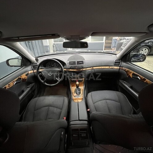 Mercedes E 220-11