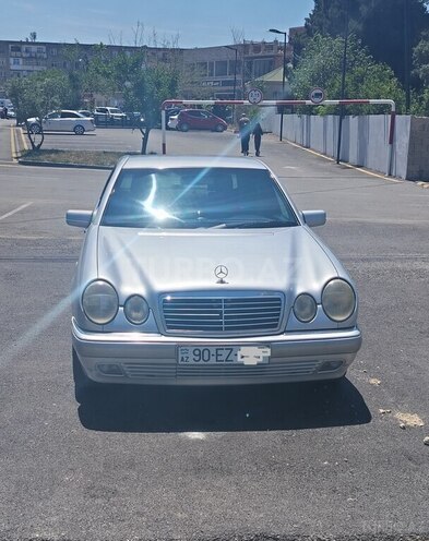 Mercedes E 240-1
