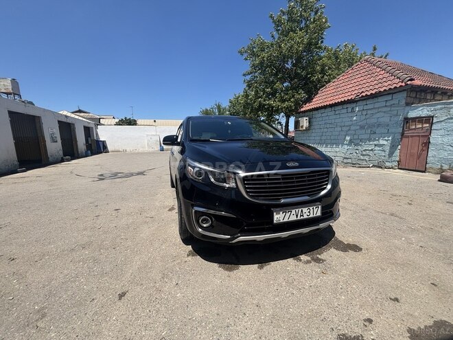 Kia Carnival-1