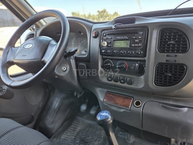 Ford Transit-13