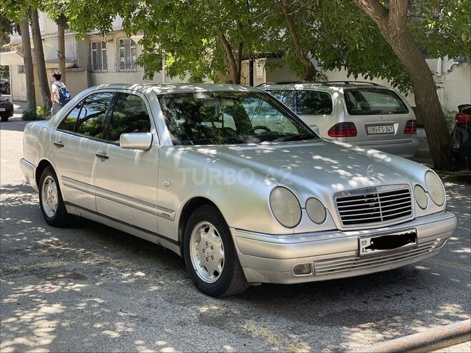 Mercedes E 240-3