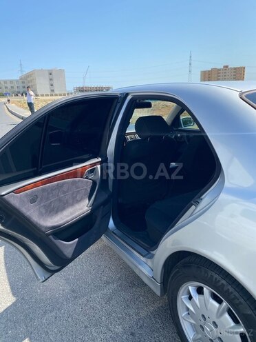 Mercedes E 320-9