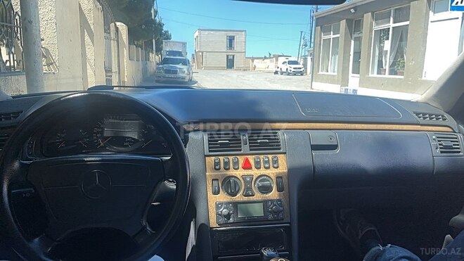 Mercedes E 300-10