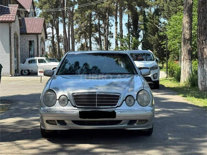 Mercedes E 220-1