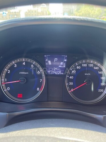 Hyundai Accent-7