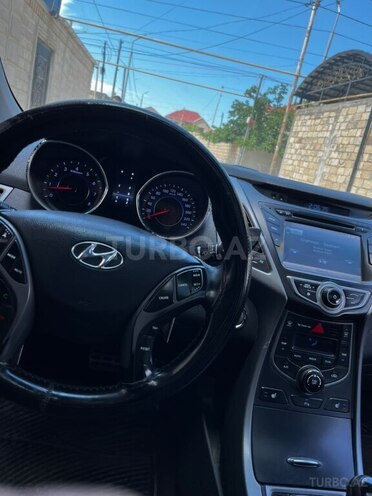 Hyundai Elantra-11