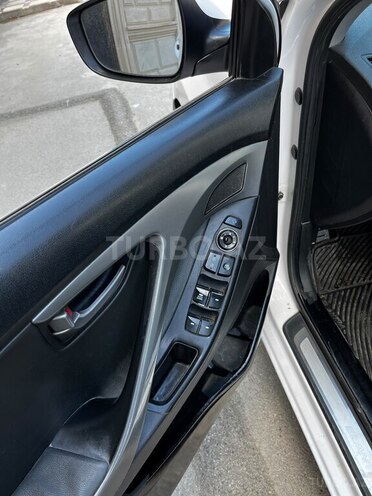 Hyundai Elantra-12