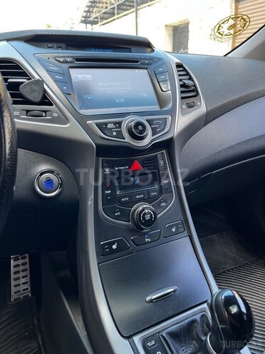 Hyundai Elantra-13