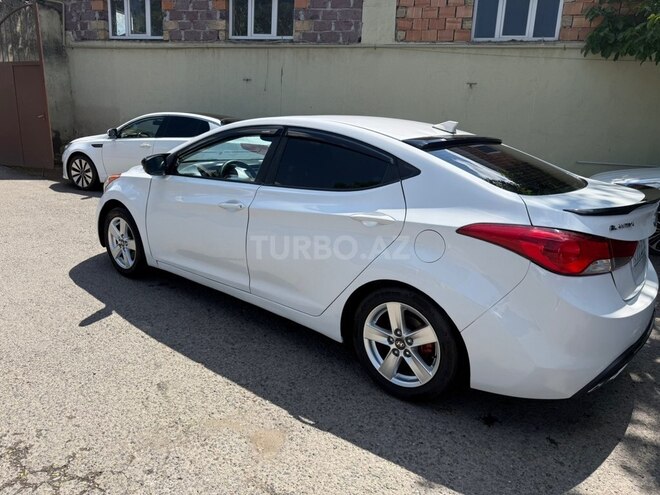 Hyundai Elantra-4
