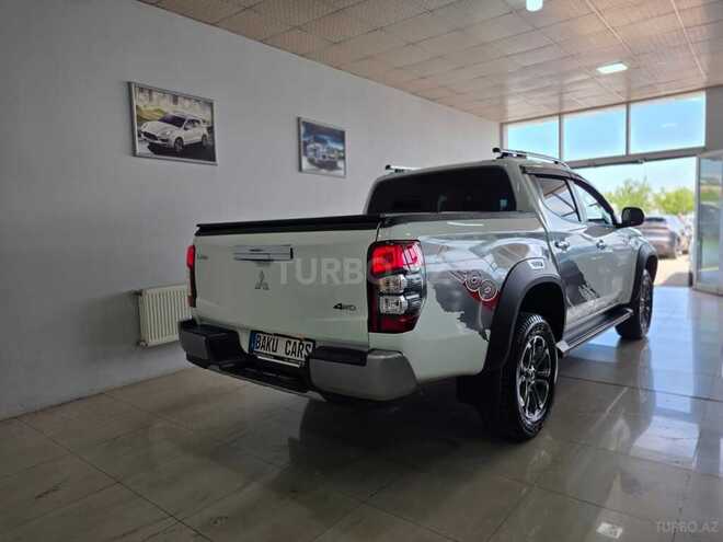 Mitsubishi L200-11