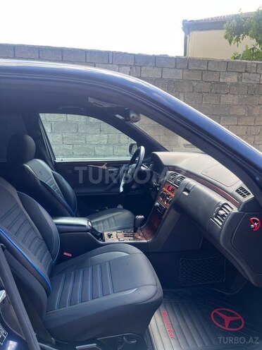 Mercedes E 220-12