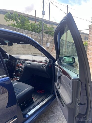 Mercedes E 220-11