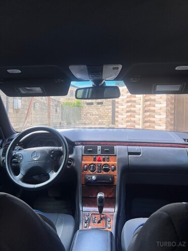 Mercedes E 220-13