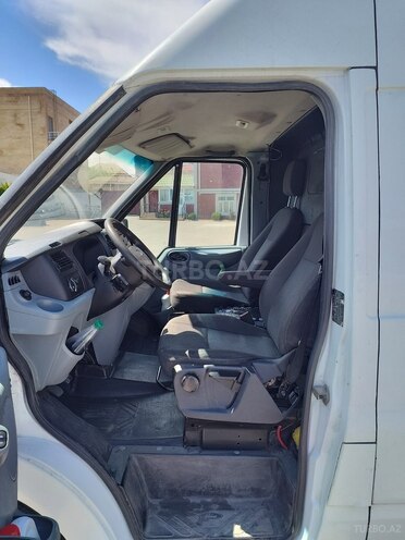 Ford Transit-9