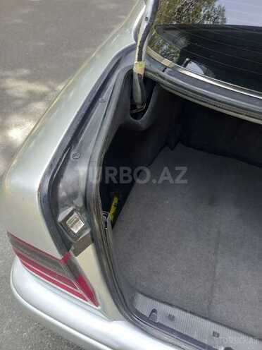 Mercedes E 200-13