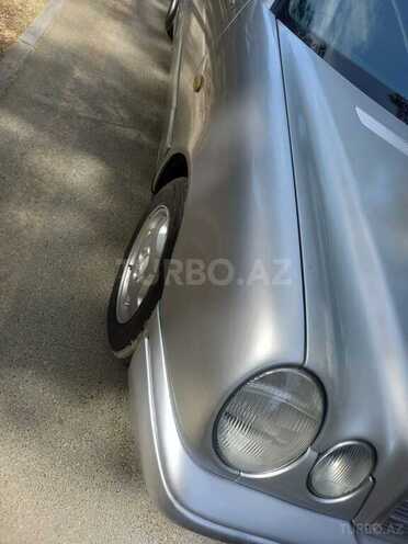 Mercedes E 200-21