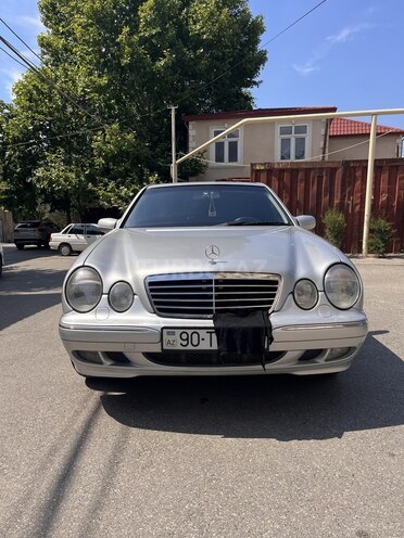 Mercedes E 240-1