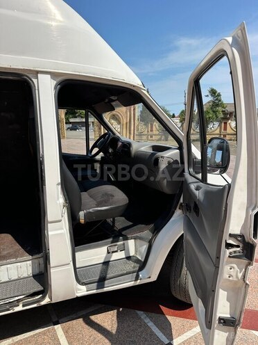Ford Transit-9