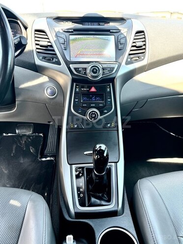 Hyundai Elantra-11