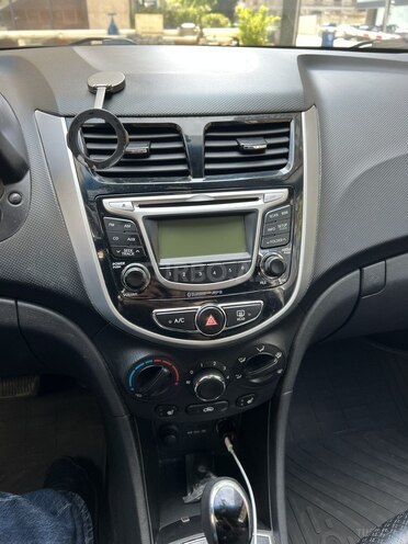 Hyundai Accent-14