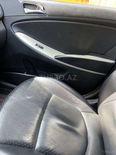 Hyundai Accent-12