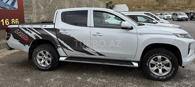 Mitsubishi L200-13