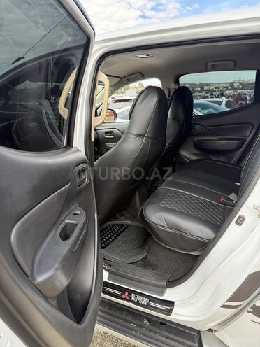 Mitsubishi L200-10