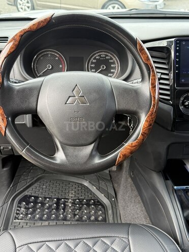 Mitsubishi L200-8