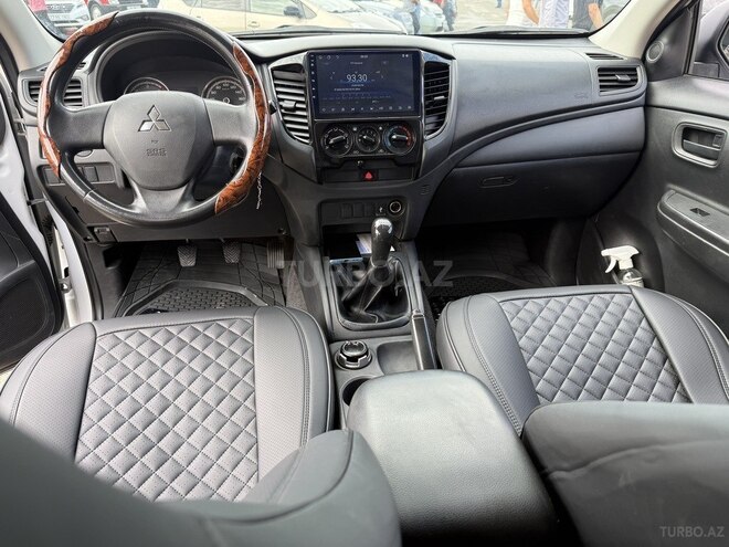 Mitsubishi L200-12
