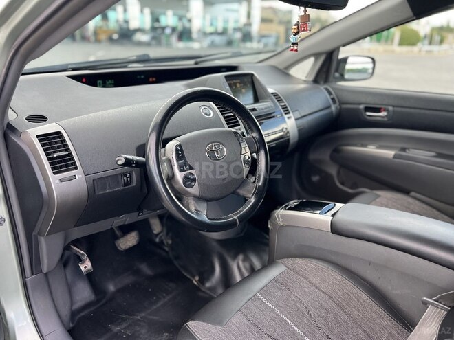 Toyota Prius-12
