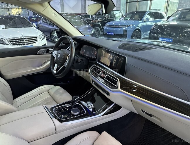 BMW X7-10