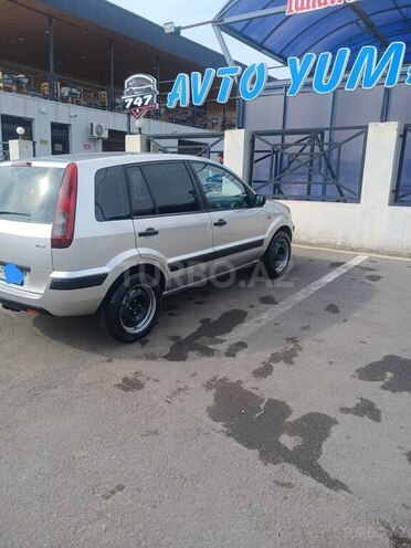 Ford Fusion-4