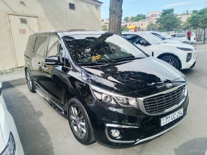 Kia Carnival-1