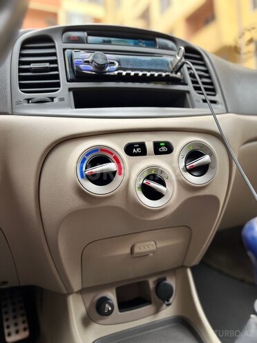 Hyundai Accent-19