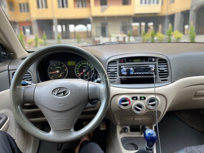 Hyundai Accent-17