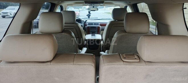 Chevrolet Suburban-10