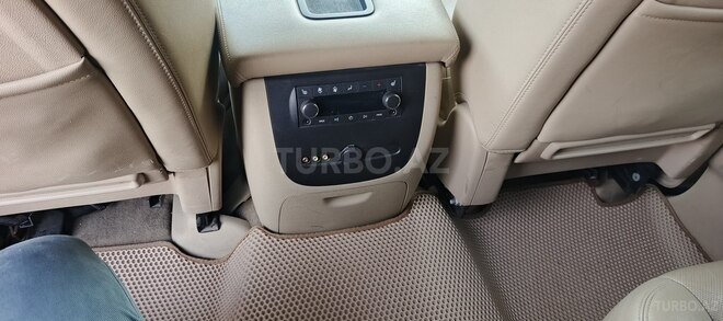 Chevrolet Suburban-8