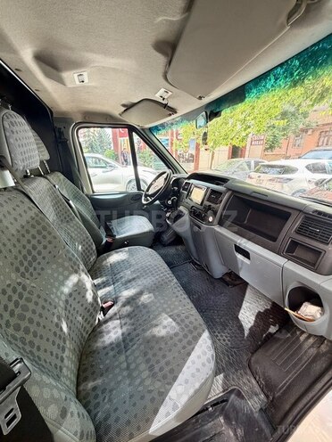 Ford Transit-9