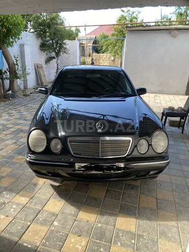 Mercedes E 270-1