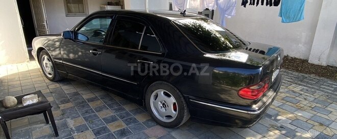 Mercedes E 270-4