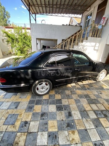 Mercedes E 270-5