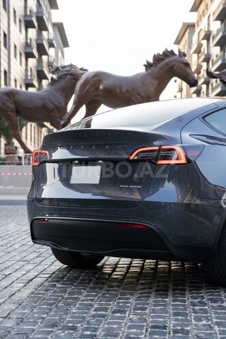 Tesla Model Y-5