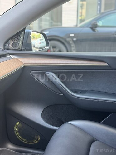 Tesla Model Y-14
